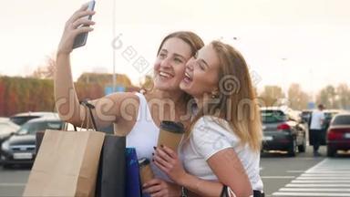 两个滑稽的微笑和笑的女孩在智能手机上自拍后做鬼脸的4k视频